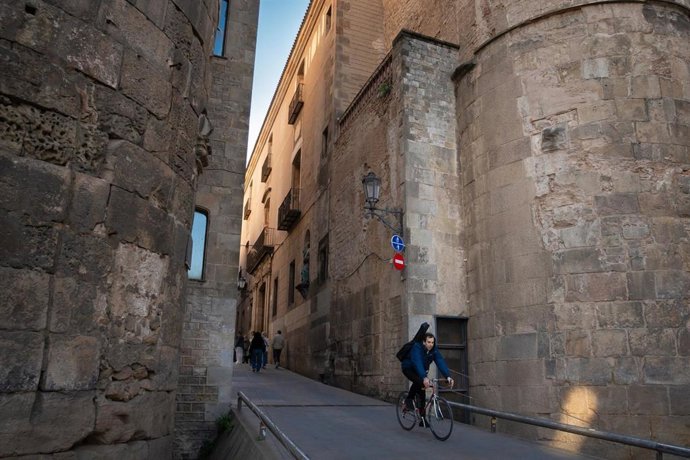 Archivo - Varias personas pasan delante de la sede del Arzobispado en la Catedral de Barcelona, a 19 de diciembre de 2024, en Barcelona