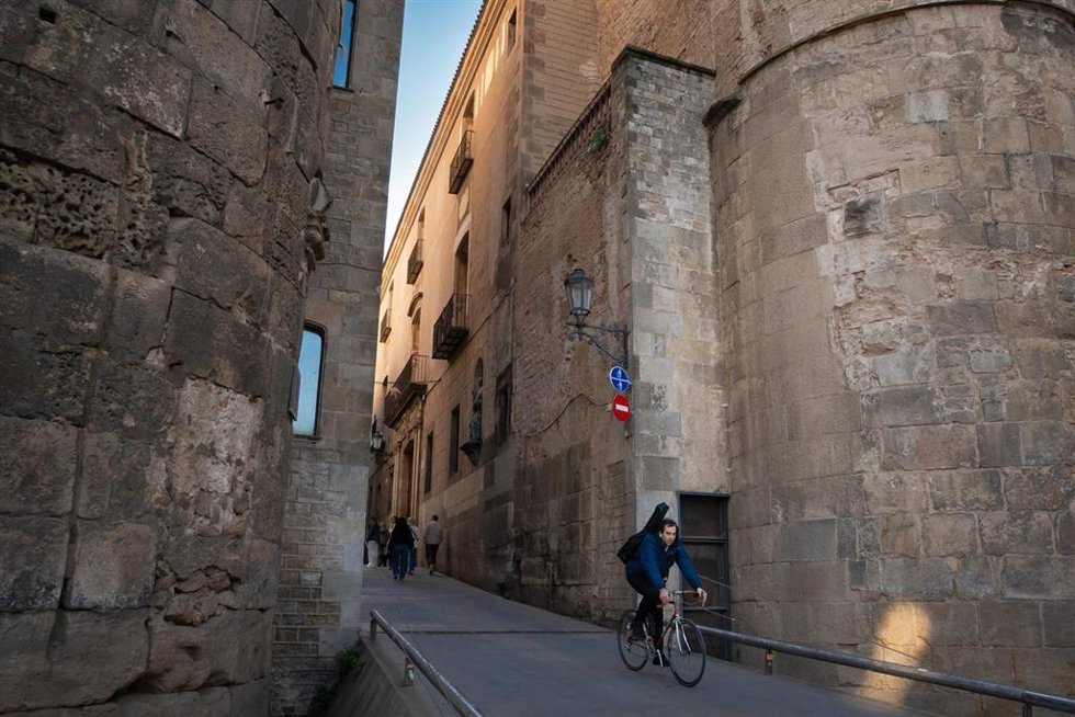 Archivo - Varias personas pasan delante de la sede del Arzobispado en la Catedral de Barcelona, a 19 de diciembre de 2024, en Barcelona
