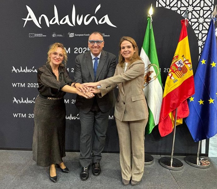 Desde la izquierda la diputada provincial de Turismo de Granada, Marta Nievas, el consejero de Turismo y Andalucía Exterior, Arturo Bernal, y la directora de Asuntos Públicos de Vueling, Rosaura Ferriz