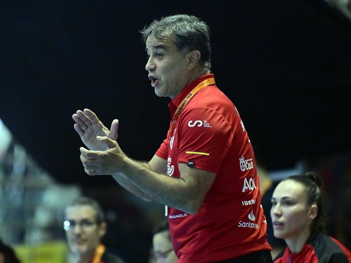 Archivo - Ambros Martín durante un partido de la selección femenina de balonmano