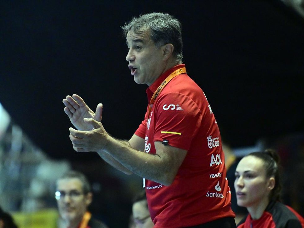 Archivo - Ambros Martín durante un partido de la selección femenina de balonmano