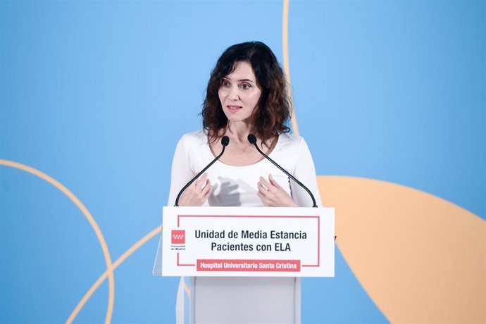 La presidenta de la Comunidad de Madrid, Isabel Díaz Ayuso, durante una visita a la nueva Unidad de media estancia del Hospital público Universitario Santa Cristina