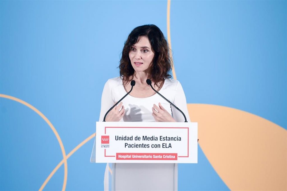 La presidenta de la Comunidad de Madrid, Isabel Díaz Ayuso, durante una visita a la nueva Unidad de media estancia del Hospital público Universitario Santa Cristina