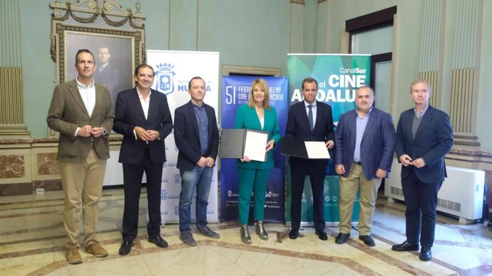 Firma del convenio de colaboración para la difusión y promoción del certamen.