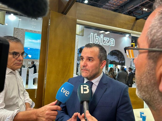 El presidente de la FEHM, Javier Vich, en declaraciones a los medios durante la World Travel Market.