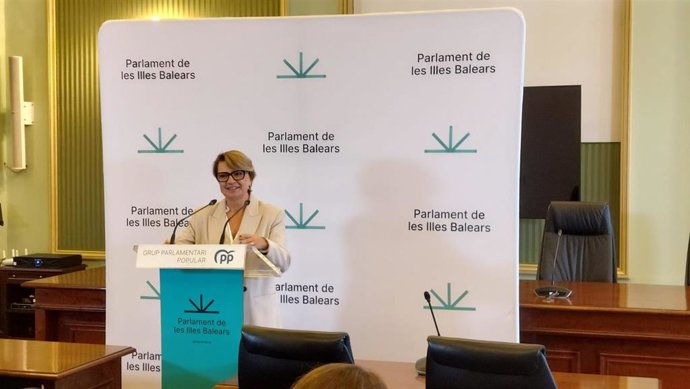 La portavoz adjunta del PP en el Parlament, Marga Durán, durante la rueda de prensa.
