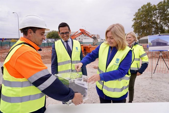 La vicealcaldesa de Madrid y delegada de Seguridad y Emergencias, Inma Sanz, coloca la primera piedra de la nueva comisaría de Policía Municipal de Villaverde