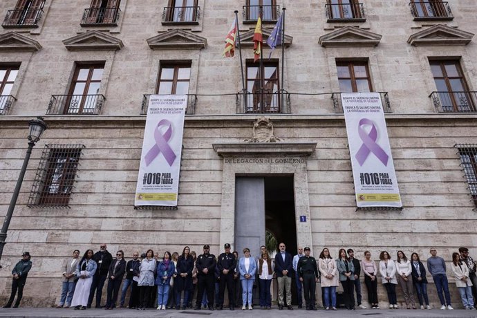 La delegada del Gobierno en la Comunitat, Pilar Bernabé (c), durante una concentración silenciosa, ante la Delegación del Gobierno