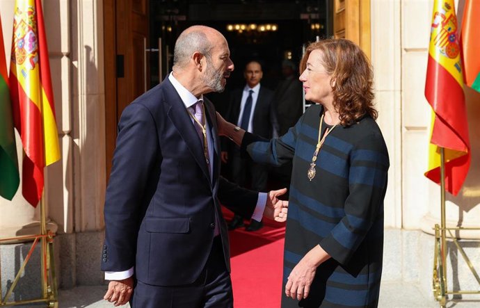 El presidente del Senado, Pedro Rollán Ojeda, y la presidenta del Congreso, Francina Armengol, se saludan en el Senado, a 4 de noviembre de 2025, en Madrid (España). 
