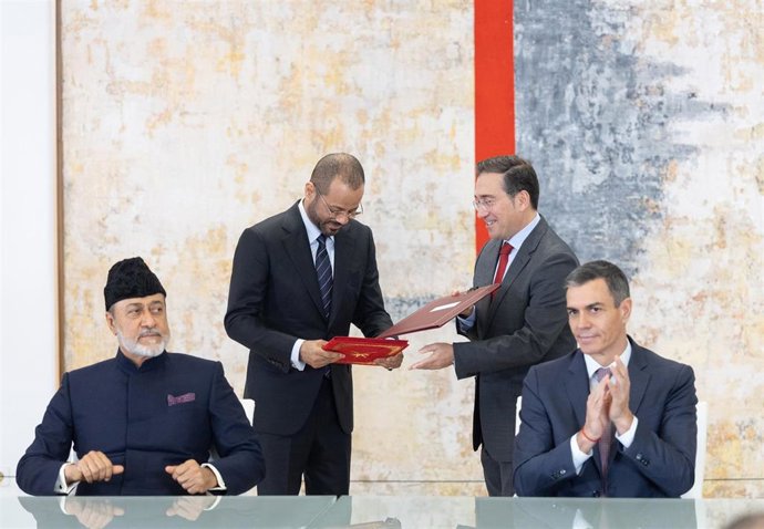 El presidente del Gobierno, Pedro Sánchez (d), preside con S.M. el Sultán de Omán, Haitham Bin Tarik (i), el acto de firma de acuerdos entre el Gobierno de España y el Gobierno del Sultanato de Omán, en el Palacio de la Moncloa