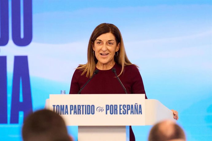 La presidenta de Cantabria, María José Sáenz de Buruaga, interviene durante la presentación del Plan Nacional de Autónomos