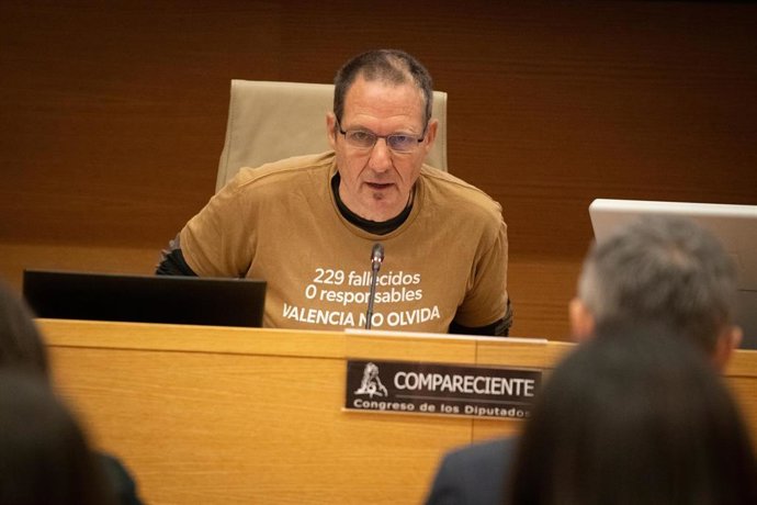 El presidente la Asociación Damnificados DANA Horta Sud Valencia, Manuel Cristian Lesaec Catalá, comparece ante la Comisión de Investigación de la dana, en el Congreso de los Diputados, a 5 de noviembre de 2025, en Madrid (España). Hoy continúan las inter