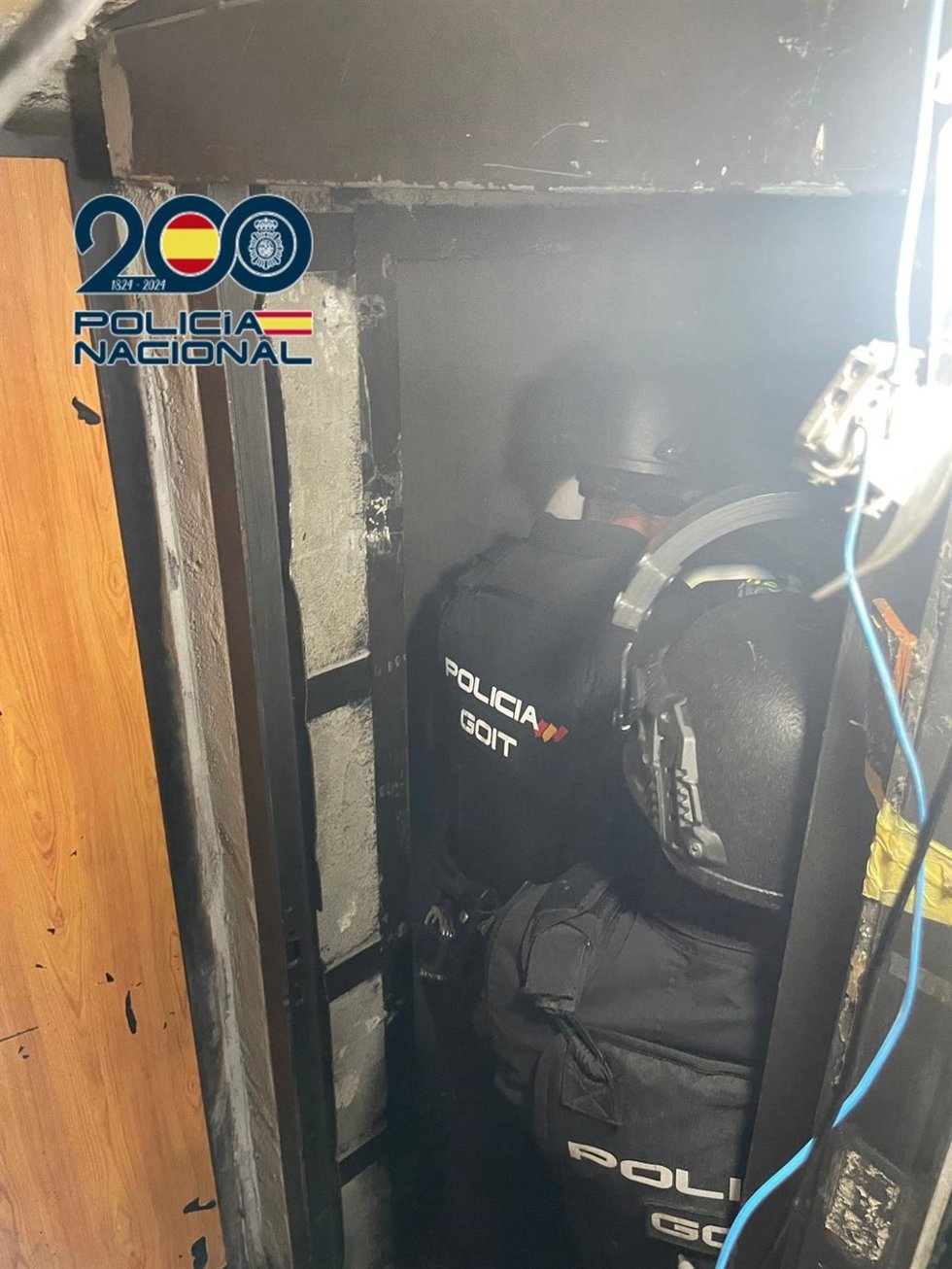 Estancia "bunkerizada" dentro del inmueble en el que fue secuestrado un hombre en el barrio de Covadonga, en Ourense