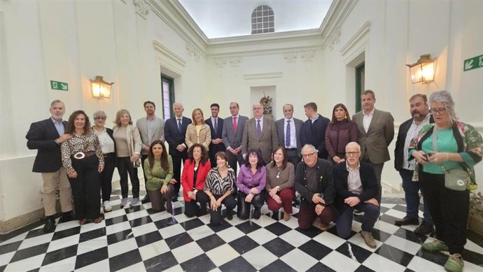 Foto de familia de representantes de la Red de Cooperación de la Ruta de la Plata, tras la asamblea general celebrada este miércoles en Cáceres