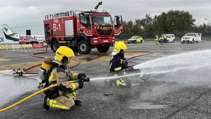 El Aeropuerto de Sabadell (Barcelona) y Protecció Civil organizan un simulacro de accidente aéreo.