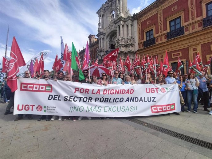 Concentración de UGT-A y CCOO-A por el empleo público.