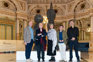 (I-D) El director artístico Víctor García de Gomar; el músico Jordi Savall; la coreógrafa Maria del Carmen Ochoa; el artista Santi Moix; y el asesor musical y de coreografía Leopoldo Novoa; posan durante la presentación de 'Festa Criolla', en el Gran Teat