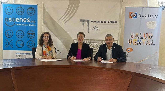 La delegada de Deporte y Promoción de la Salud, Silvia Pozo, en el centro, en un acto con Asaenes, en foto de archivo. 