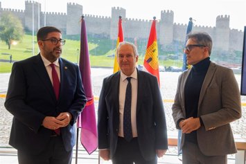 El ministro de Industria y Turismo, Jordi Hereu, visita el proyecto 'Una muralla verde' y las actuaciones desarrolladas dentro del Plan de Sostenibilidad Turística en Destino, a 5 de noviembre de 2025, en Ávila, Castilla y León (España).