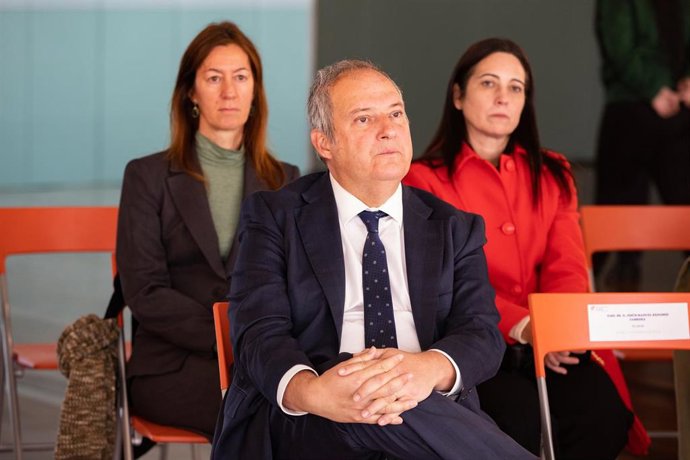 El ministro de Industria y Turismo, Jordi Hereu, visita el proyecto 'Una muralla verde' y las actuaciones desarrolladas dentro del Plan de Sostenibilidad Turística en Destino, a 5 de noviembre de 2025, en Ávila, Castilla y León (España).