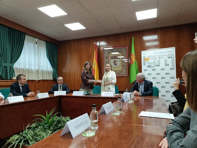 La rectora de la ULE, Nuria González (izquierda) y la presidenta del CSIC, Eloísa del Pino (derecha), tras firmar el convenio de colaboración.