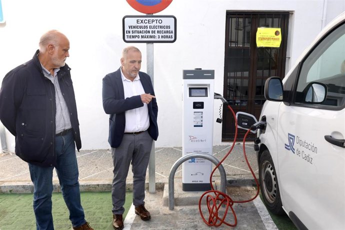 El vicepresidente segundo y responsable del Área de Transición Ecológica de la Diputación de Cádiz, Javier Vidal (i), y el alcalde de Medina Sidonia, José Manuel Ruiz (d), presentan la estación pública de recarga de vehículos eléctricos.