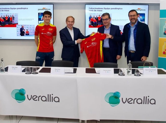 De izda a dcha: Ander Cepas, Paulo Pinto, Francisco Botía y Miguel Ángel Machado tras la firma del acuerdo entre Verallia, el CPE y la RFETM