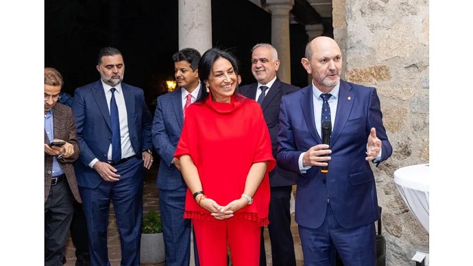 El presidente de la RFEF, Rafael Louzán, junto a la embajadora de la República de Turquía en España, Nüket Küçükel Ezberci.