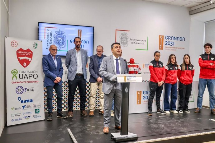 El concejal de Deportes del Ayuntamiento de Granada, Jorge Iglesias, en la presentación de la alianza entre la Fundación UAPO y el equipo femenino de Granada Fútbol Sala, ahora reconvertido en Fundación UAPO Granada Fútbol Sala Femenino.