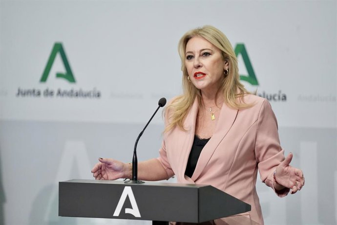 La consejera de Economía, Hacienda, Fondos Europeos y Diálogo Social de la Junta de Andalucía y portavoz del Gobierno, Carolina España, interviene en la rueda de prensa posterior al Consejo de Gobierno andaluz. A 5 de noviembre de 2025, en Sevilla (Andalu