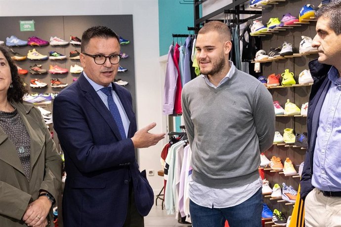 El conselleiro de Emprego, Comercio e Emigración, José González, visita dos establecimientos por el comienzo de la 2ª edición de 2025 de los bonos Activa Comercio