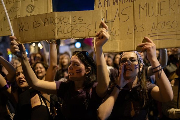 Archivo - Decenas de personas durante la manifestación del 8M, a 8 de marzo de 2024, en Barcelona