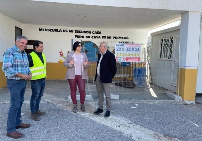 La delegada territorial de Desarrollo Educativo de la Junta en Granada, María José Martín, en una visita a La Zubia