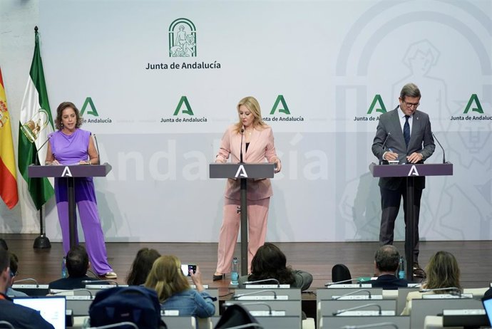 La consejera de Economía, Hacienda, Fondos Europeos y Diálogo Social de la Junta de Andalucía y portavoz del Gobierno, Carolina España (c), la consejera de Sostenibilidad y Medio Ambiente de la Junta de Andalucía, Catalina García (i), y el consejero de In
