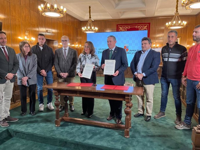 González Corral y Faundez (C) presentan el acuerdo suscrito entre Junta y Diputación de Zamora para impulsar l a concentración parcelaria de iniciativas privadas.