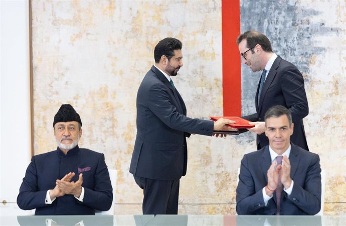 El presidente del Gobierno, Pedro Sánchez (d), preside con S.M. el Sultán de Omán, Haitham Bin Tarik (i), el acto de firma de acuerdos entre el Gobierno de España y el Gobierno del Sultanato de Omán, en el Palacio de la Moncloa, a 5 de noviembre de 2025.