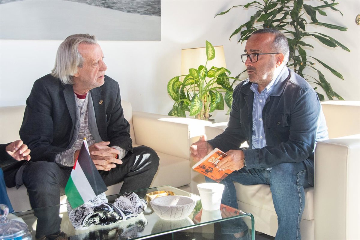 El cantautor Luis Pastor llevará a las aulas la historia en verso de la represión franquista en Extremadura