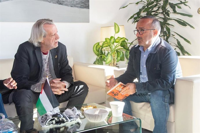 El cantautor Luis Pastor y el presidente de la Diputación de Cáceres, Miguel Àngel Morales