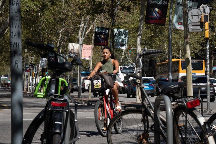 Archivo - Una noia amb bicicleta elèctrica