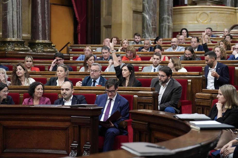 Votación durante un pleno en el Parlament de Catalunya, en una imagen de archivo
