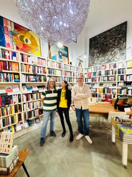 De izquierda a derecha: Francisco Benedito, Almudena Amador y Óscar Brox, equipo de la Llibreria Ramon Llull.