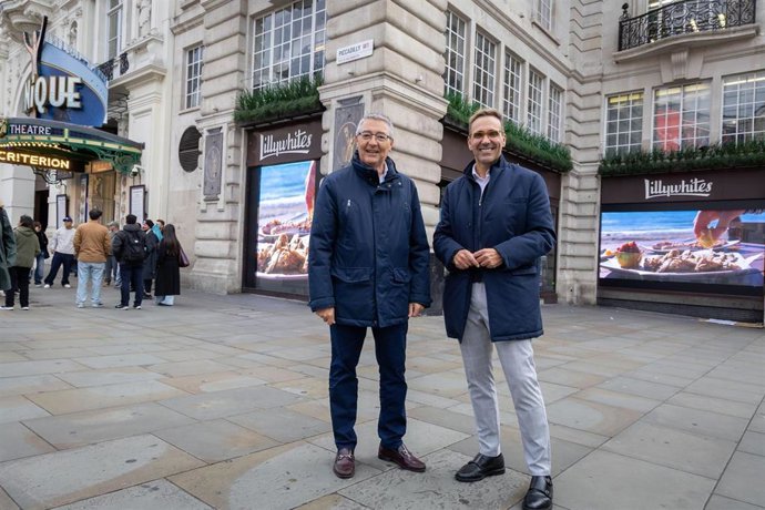 El alcalde de Rincón de la Victoria, Francisco Salado, en Picadilly Circus de Londres en el marco de la WTM.