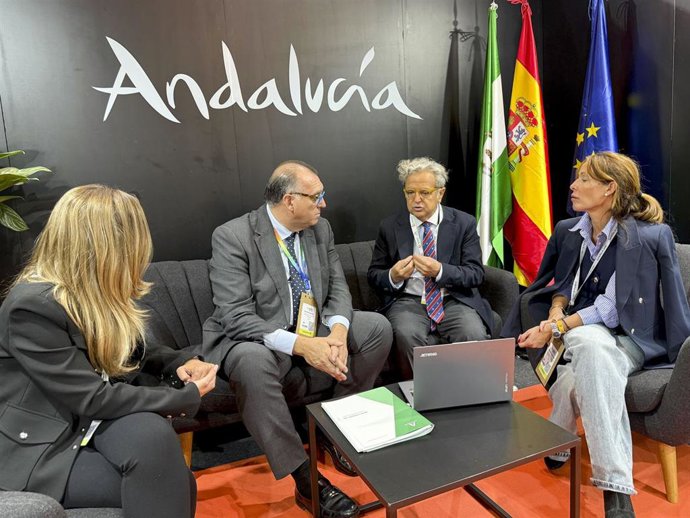 El presidente de la Diputación de Córdoba, Salvador Fuentes (segundo por la dcha.), junto al consejero de Turismo, Arturo Bernal.