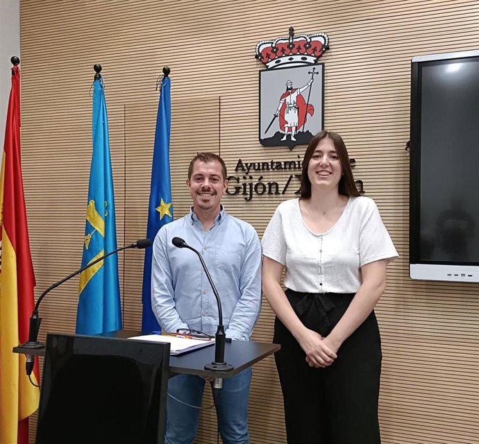 Archivo - Los portavoces de IU y de Podemos en el Ayuntamiento de Gijón, Javier Suárez Llana y Olaya Suárez.