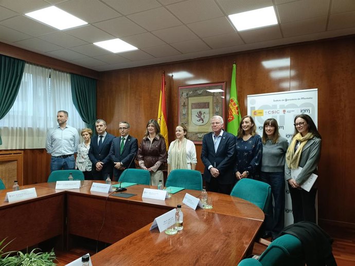 La presidenta del CSIC, Eloísa del Pino (centro derecha), junto a la rectora de la Universidad de León, Nuria González (centro izquierda), tras firmar un convenio de colaboración.