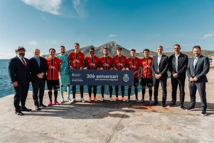 El RCD Mallorca se hace la foto oficial de la temporada frente a sa Dragonera para conmemorar el 30º aniversario