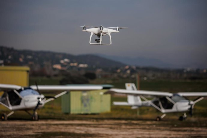 Archivo - Un dron vuela  durante la jornada de selección de pilotos e instructores de drones para el operador de drones Aerocamaras, en el Aeródromo de Villanueva del Pardillo, a 14 de enero de 2023, en Madrid (España).  