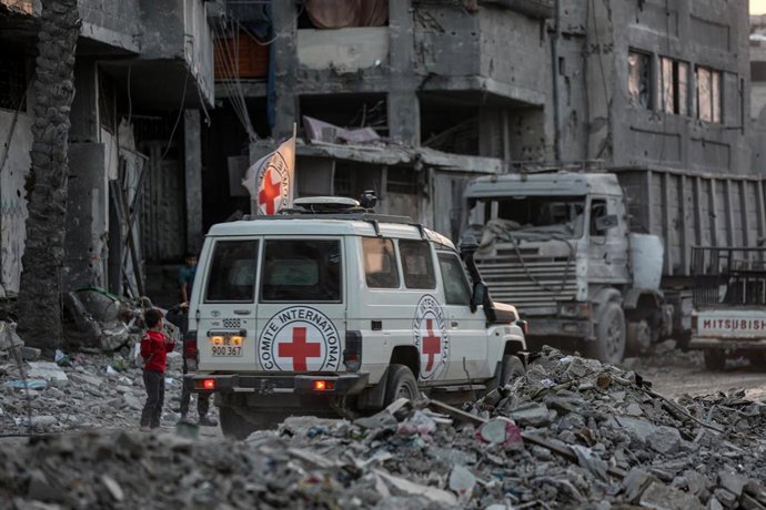 Miembros de Hamás y trabajadores del Comité Internacional de la Cruz Roja (CICR) durante las labores de búsqueda de cadáveres de los secuestrados durante los ataques del 7 de octubre de 2023 (archivo)