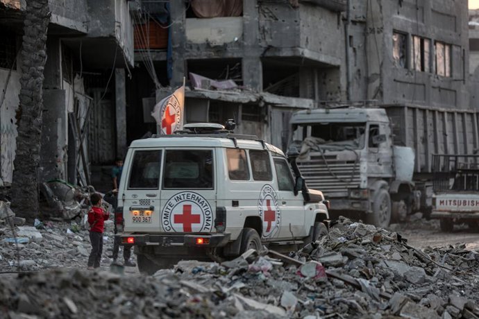 Membros do Hamas e funcionários do Comitê Internacional da Cruz Vermelha (CICV) durante a busca pelos corpos das pessoas sequestradas durante os ataques de 7 de outubro de 2023 (arquivo)