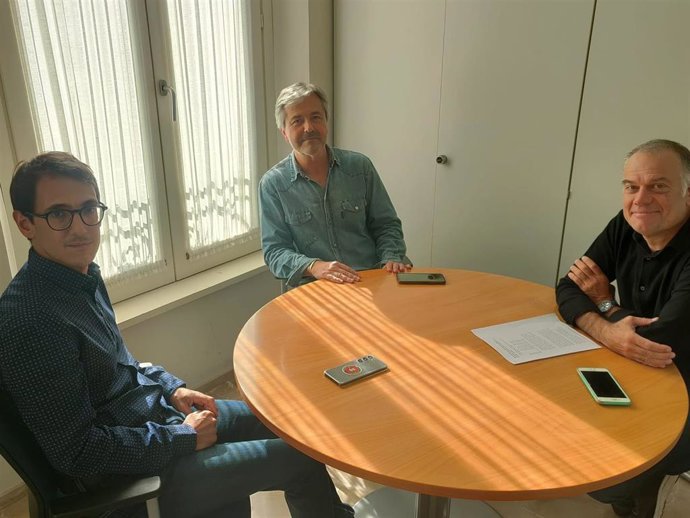De izquierda a derecha, el portavoz del PSIB en el Parlament, Iago Negueruela, el secretario general de UGT Baleares, Pedro Homar, y el diputado del PSIB, Llorenç Pou, mantienen una reunión.